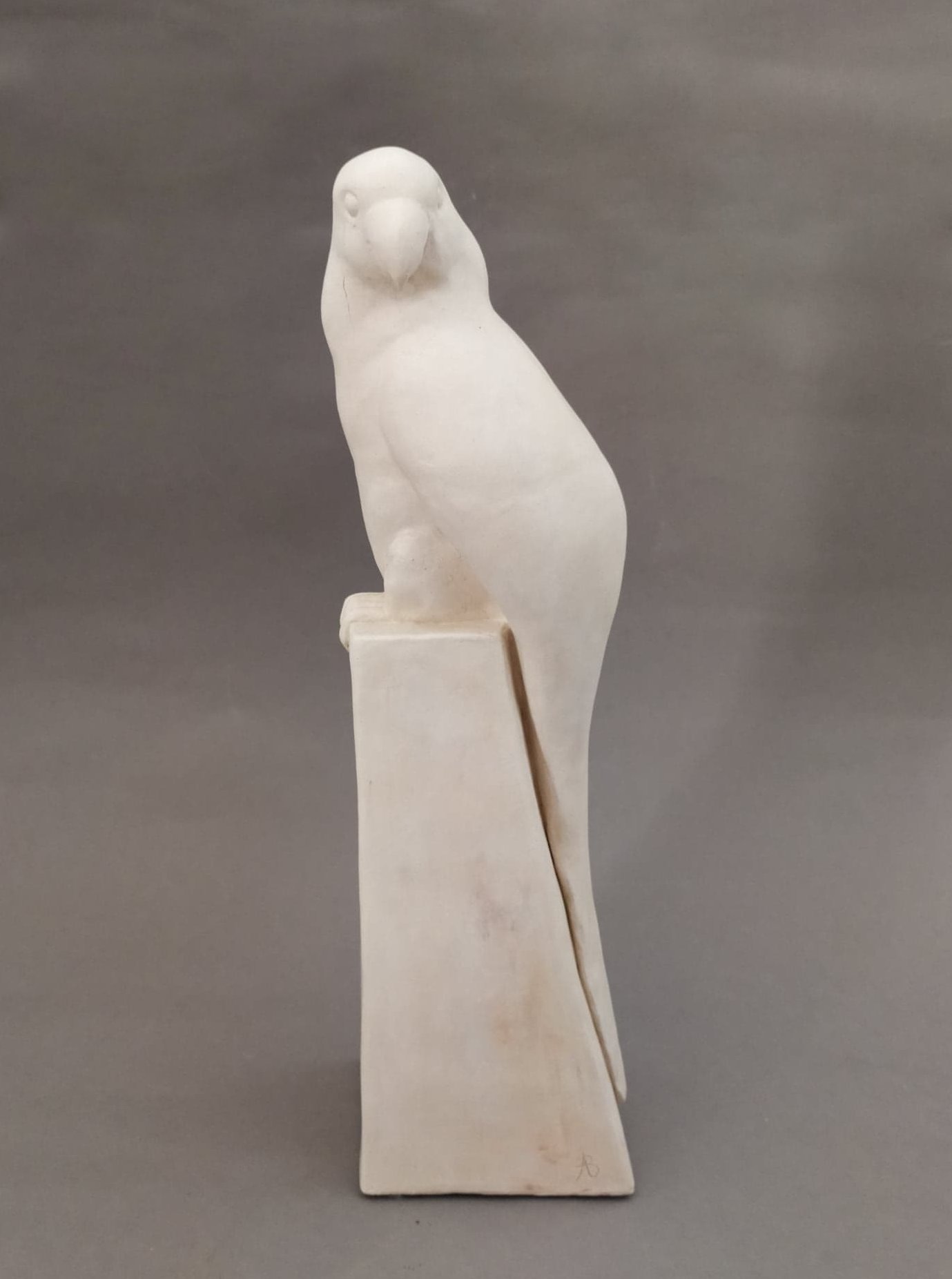 Sculpture / statue d'artiste Axelle Bourgeois à vendre / acheter / commander / copie et reproduction à Paris / France / Lille, en terre cuite / faïence / grès cérame / plâtre, sculpture d’un oiseau / perruche sur colonne moderne, inspiré de Pompon