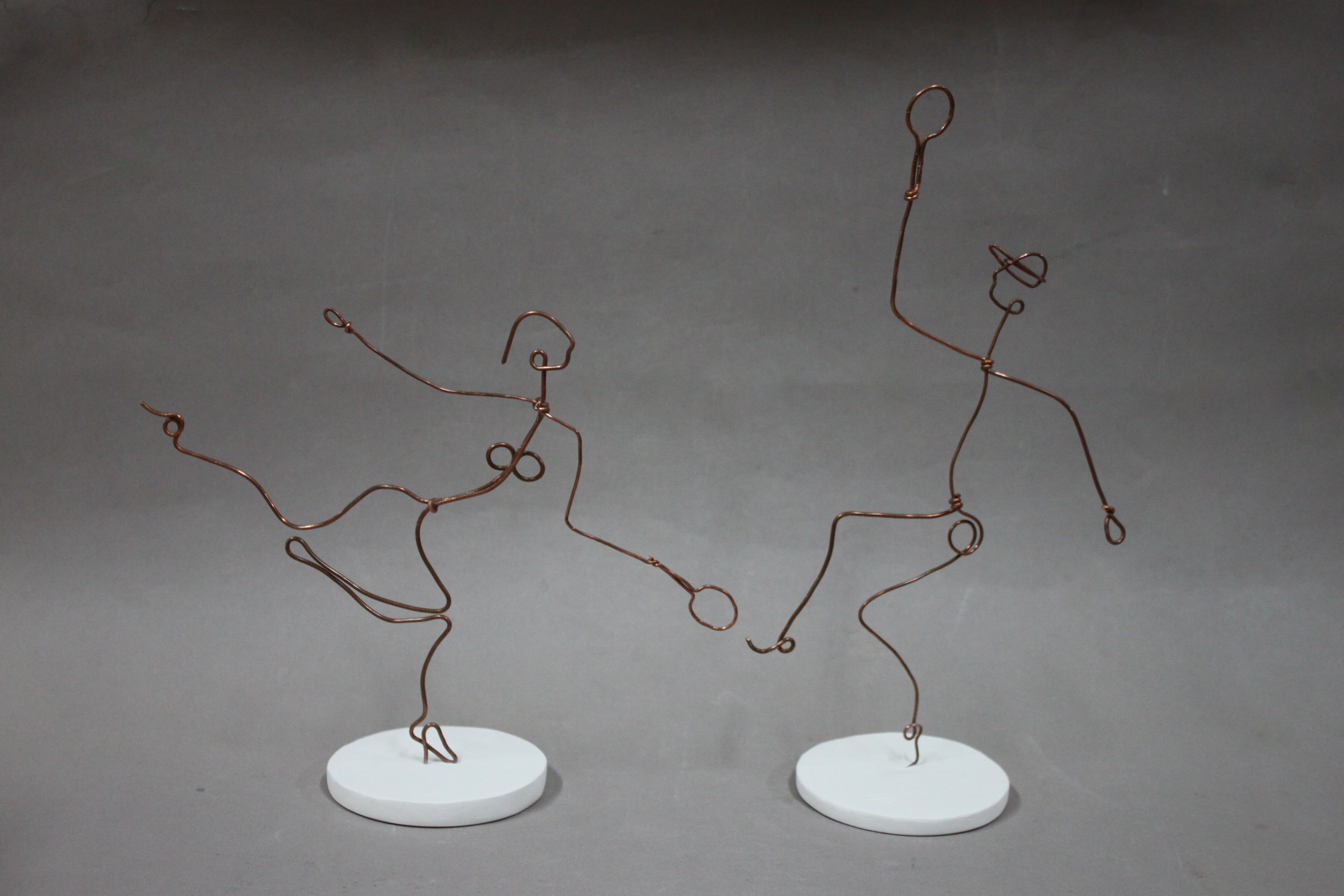 Reproduction et pastiche joueurs de tennis en sculpture en fil de fer de Helen Wills d'Alexandre Calder