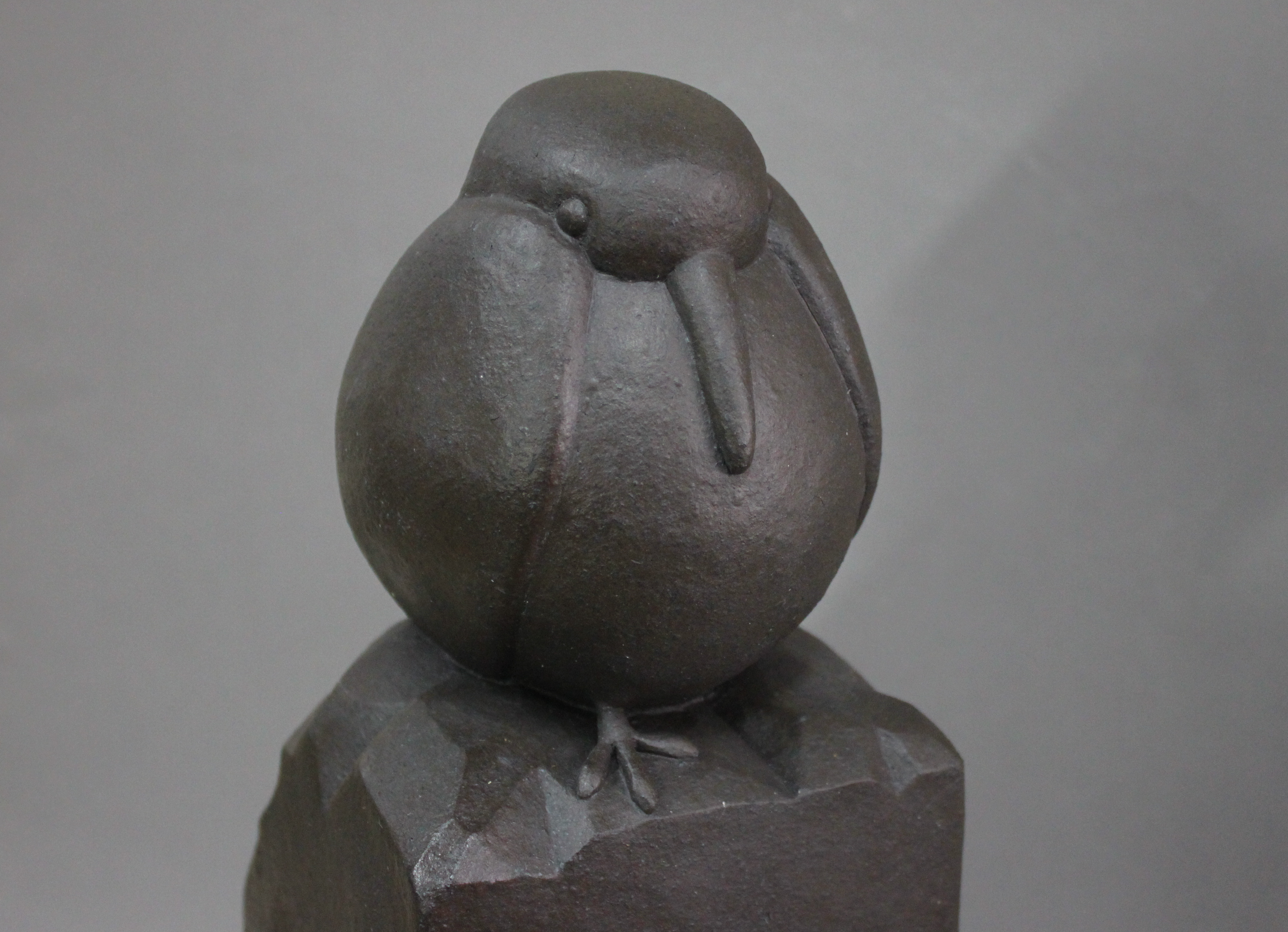 Sculpture d'artiste Axelle Bourgeois à vendre / achat / commande / copie et reproduction à Paris / France / Lille, en terre cuite / faïence / grès cérame / plâtre, sculpture d’un oiseau sur colonne moderne, inspiré de Pompon, Pioupiou noir