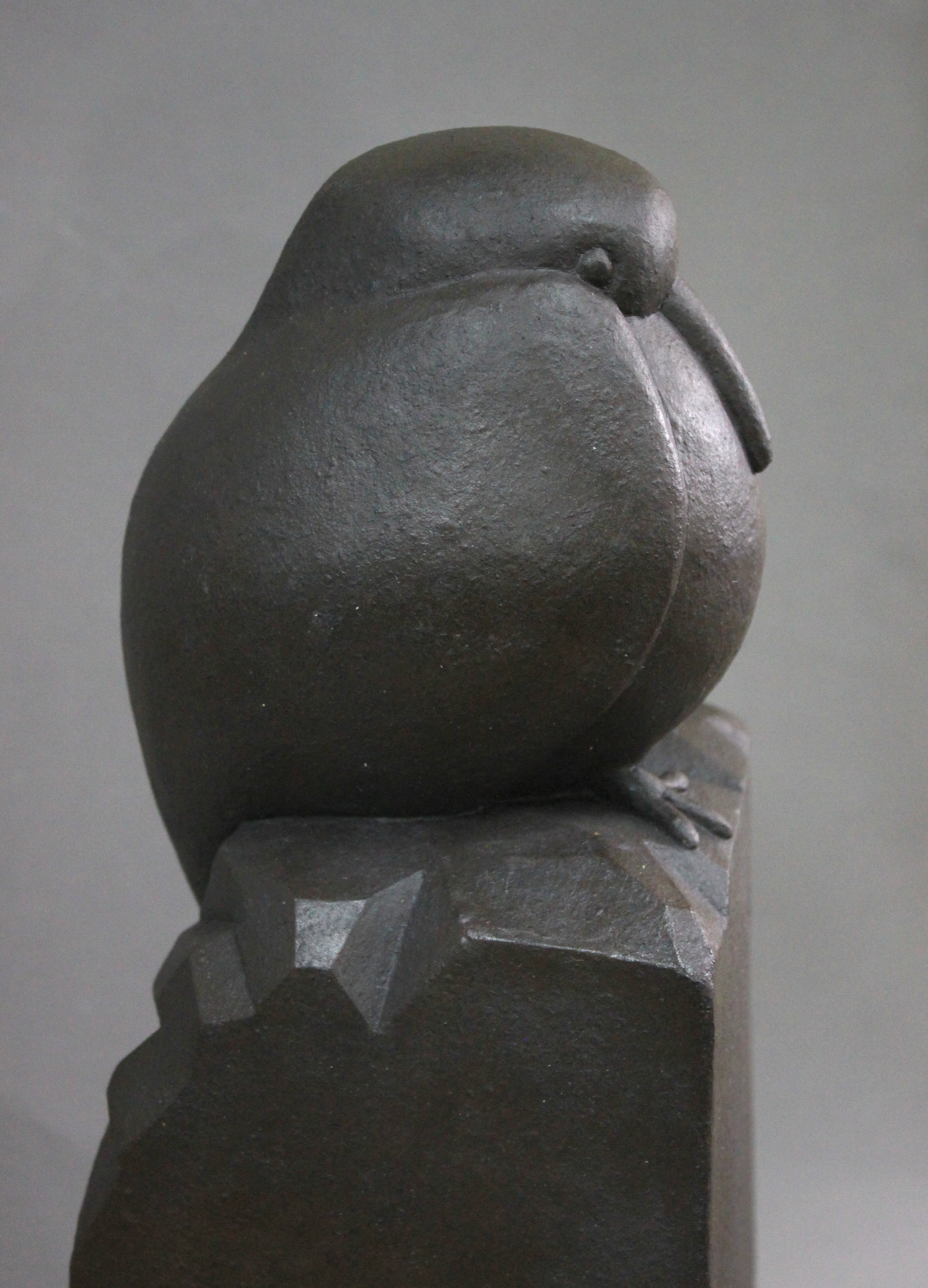 Sculpture d'artiste Axelle Bourgeois à vendre / achat / commande / copie et reproduction à Paris / France / Lille, en terre cuite / faïence / grès cérame / plâtre, sculpture d’un oiseau sur colonne moderne, inspiré de Pompon, Pioupiou noir