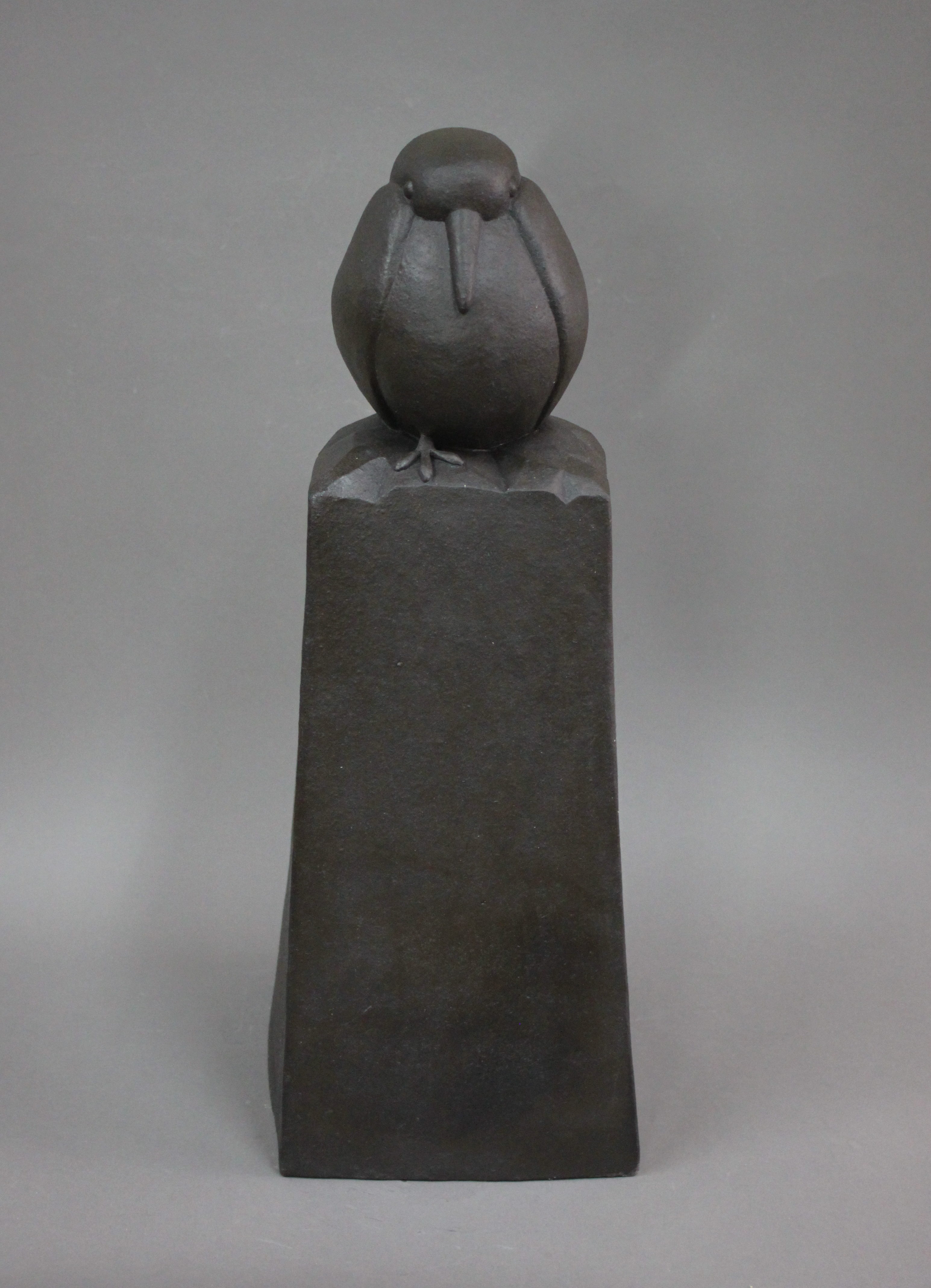 Sculpture d'artiste Axelle Bourgeois à vendre / achat / commande / copie et reproduction à Paris / France / Lille, en terre cuite / faïence / grès cérame / plâtre, sculpture d’un oiseau sur colonne moderne, inspiré de Pompon, Pioupiou noir