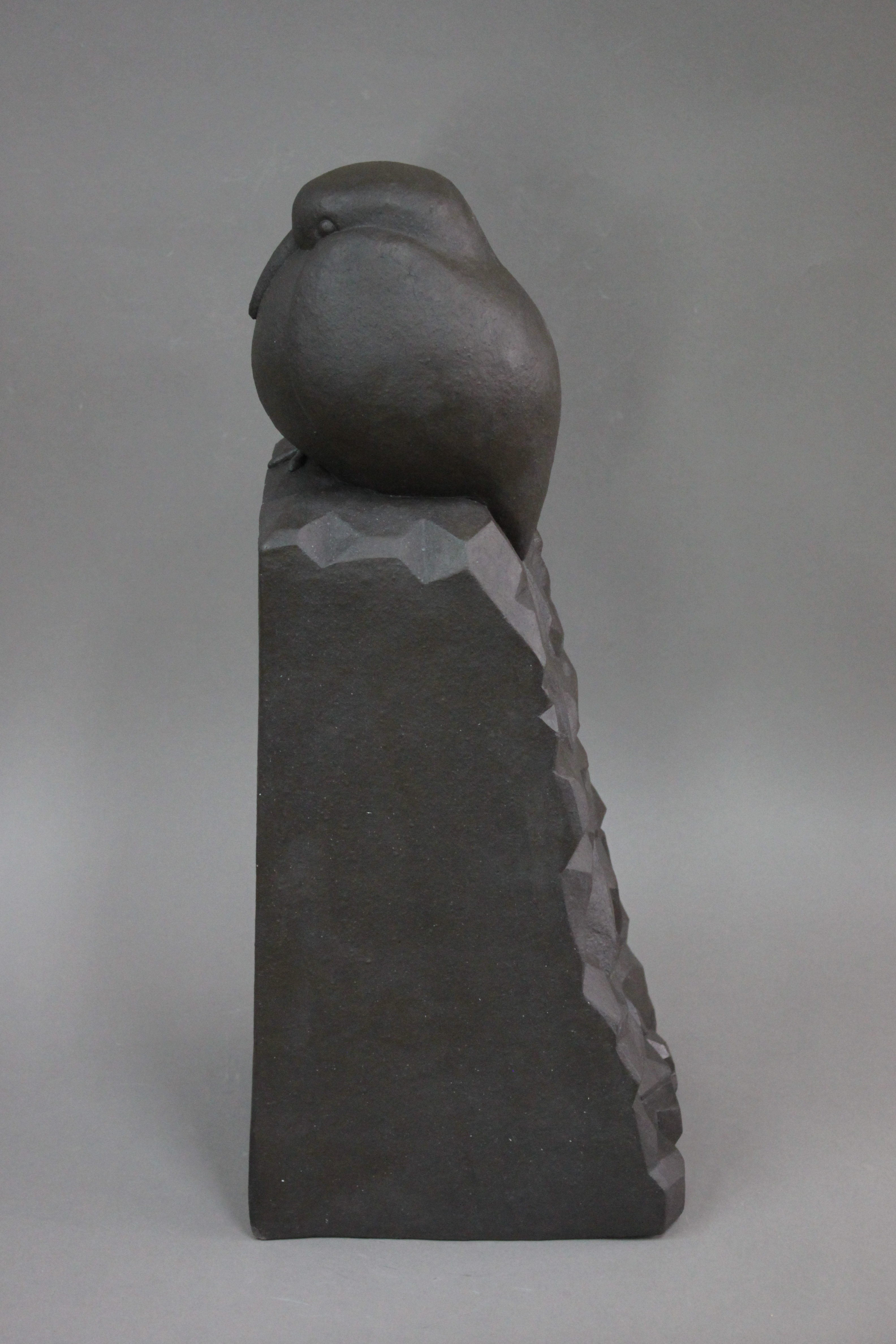 Sculpture d'artiste Axelle Bourgeois à vendre / achat / commande / copie et reproduction à Paris / France / Lille, en terre cuite / faïence / grès cérame / plâtre, sculpture d’un oiseau sur colonne moderne, inspiré de Pompon, Pioupiou noir